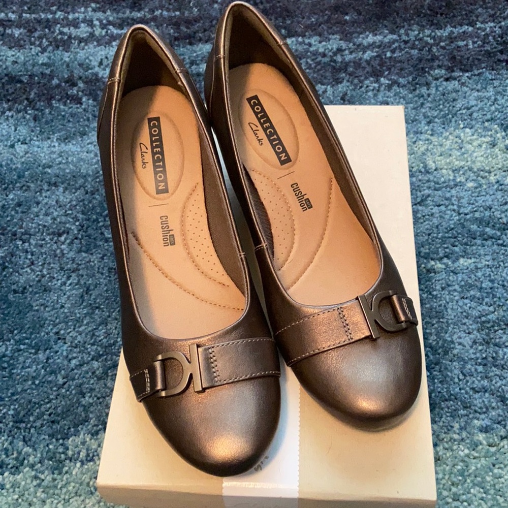 Clarks gold wedge pumps